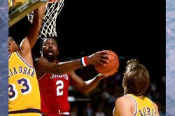 乐竟体育app -哈登大勇士审判之投全场回放